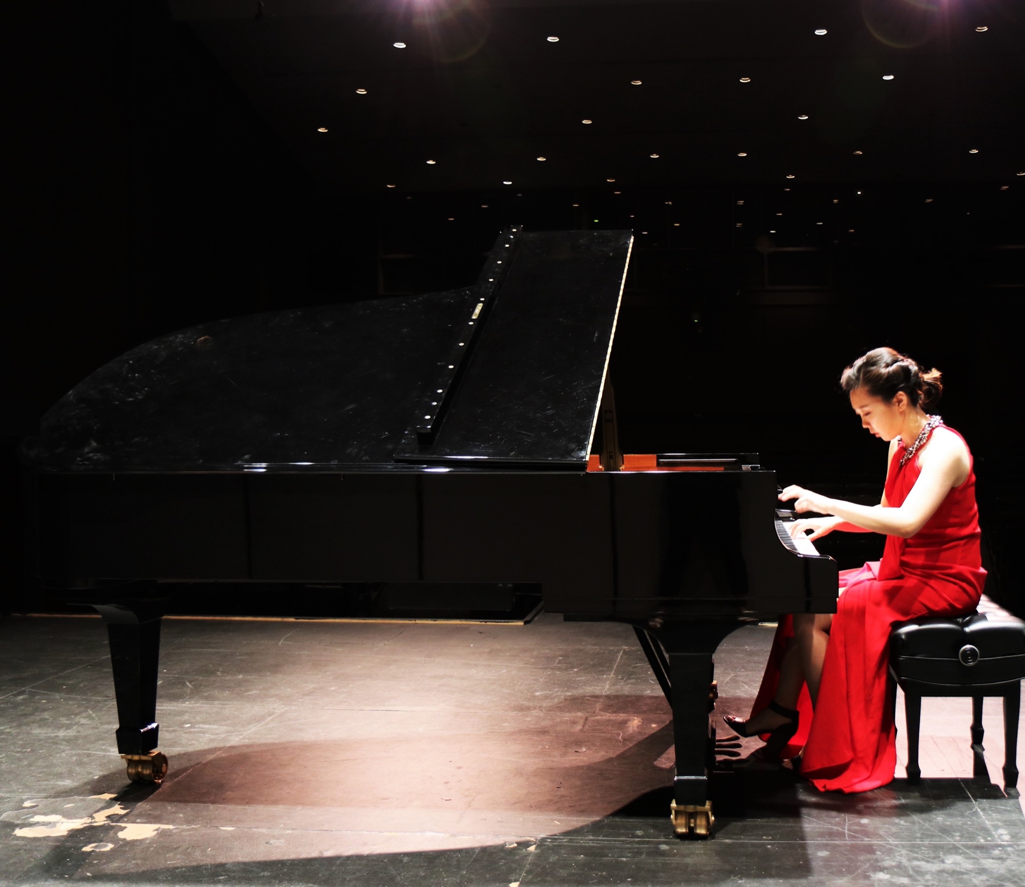 Kelly Shin performing at a recital